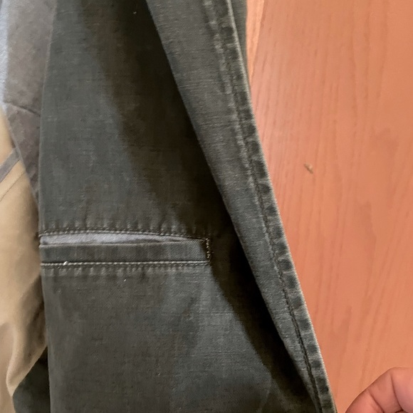 Gap XS jean jacket in an aged look. Two button closure & two front deep pockets. - Picture 11 of 11